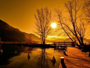 安卓风景 落日 黄昏 夕阳 树木 湖水 湖面 山川手机壁纸