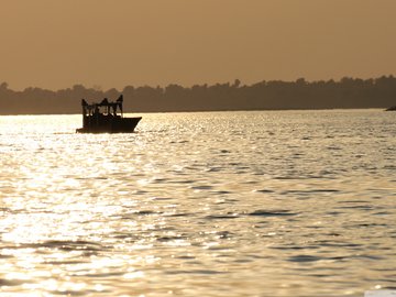 风景 自然风光 湖面 泛光 小船